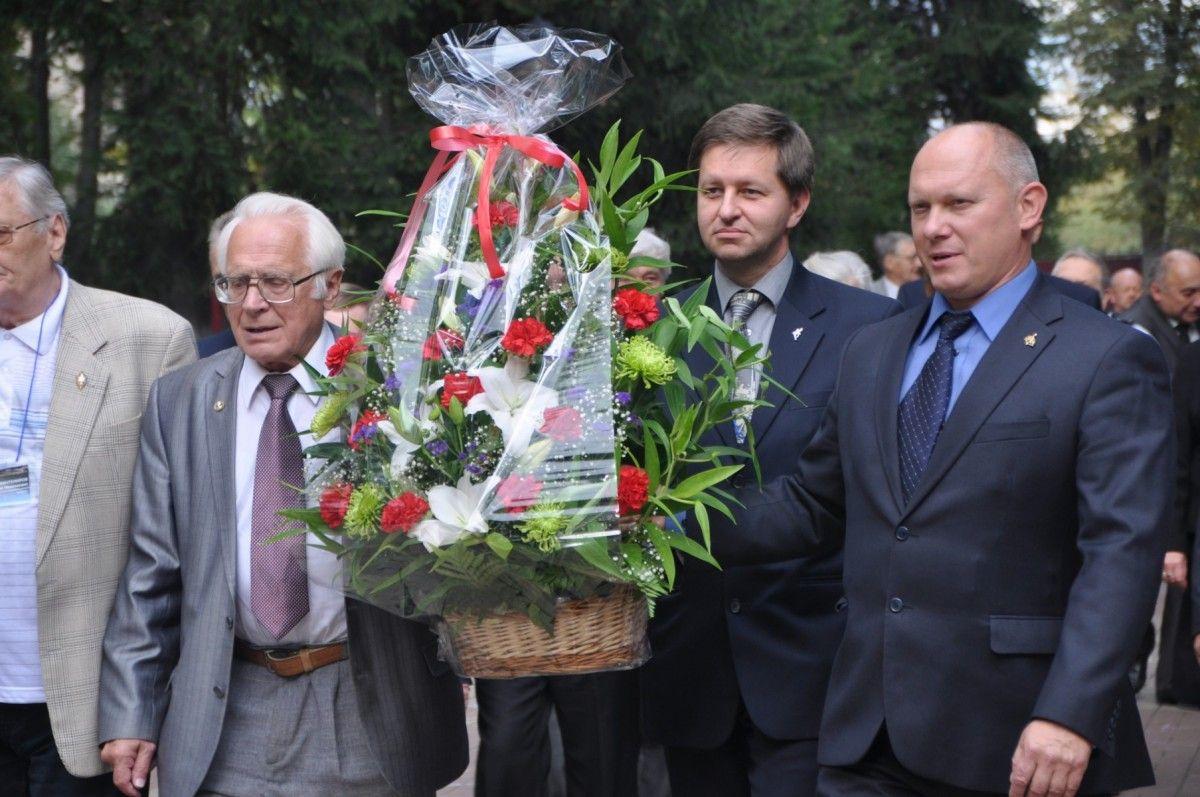 Почетные гости Чтений возложили венок к могиле К.Э. Циолковского