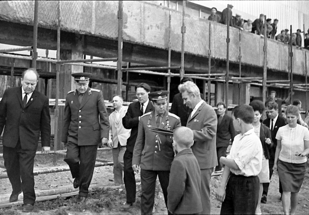 Ю.А. Гагарин знакомится с ходом строительства. Калуга, 31 мая 1966 года