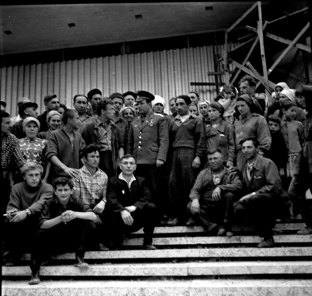 Ю.А. Гагарин со строителями музея. 31 мая 1966 года